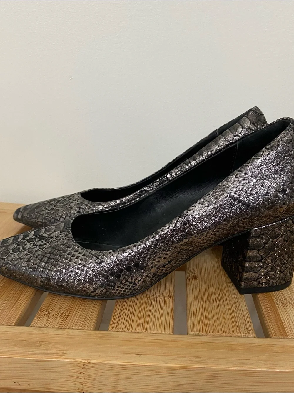 ISOLÁ Women’s 8.5 Pewter Metallic Snakeskin Embossed Leather Block Heel Pumps Po